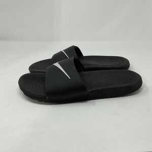 Nike Kids Black Slide Sandals Sz 6Y (GUMJIX)